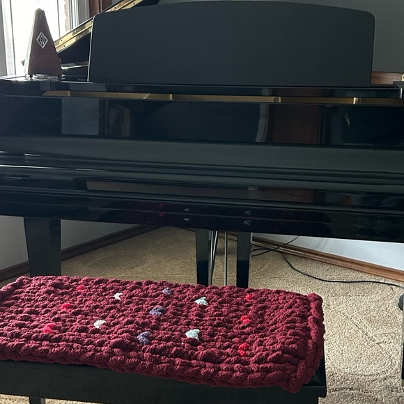 Handmade chunky knit Merlot coloured pet bed with multi coloured hearts - Picture 4 of 6